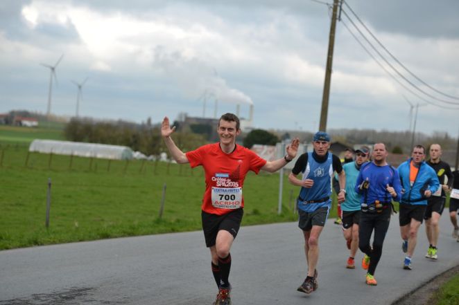Je fais signe à Jean-Luc, le président de l'ACRHO qui est aussi photographe sur chaque course - crédit photo : L'Avenir
