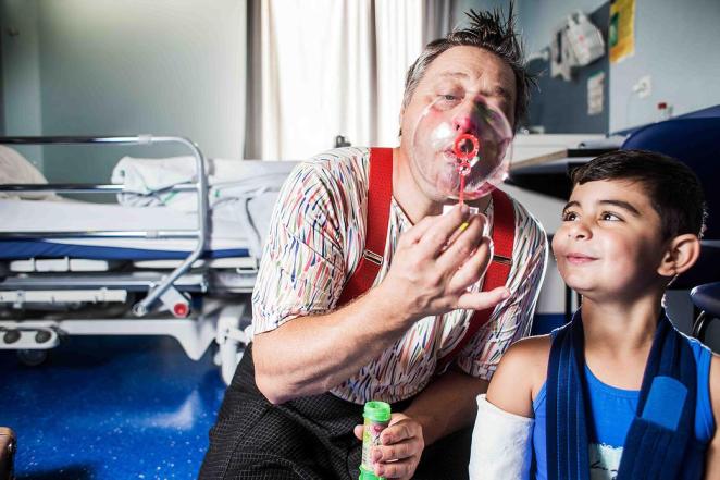 Mediclowns organise chaque année 6.000 visites au chevet d'enfants malades - crédit photo : Mediclowns