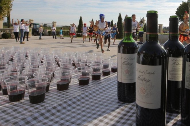 Le Marathon du Médoc et ses ravitos au rouge : un marathon compte double ? - crédit photo : Laurent Theillet / Sud Ouest