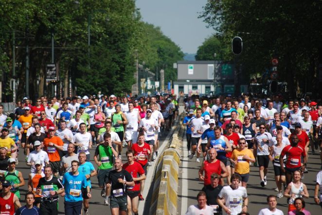 Le peloton s'engouffre dans un tunnel - crédit photo : L'Avenir