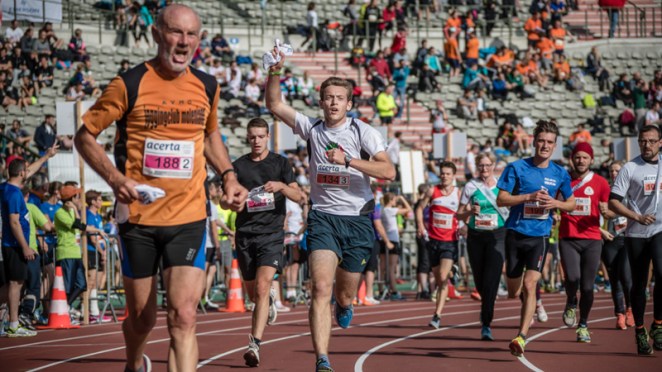 Une écharpe (tasuki) sert de témoin - crédit photo : Acerta Brussels Ekiden