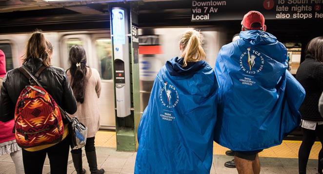 Des coureurs prennent le métro vêtus du poncho - crédit photo : NYRR