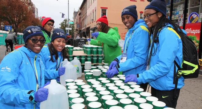 L'organisation fournit eau et Gatorade au ravito - crédit photo : NYRR