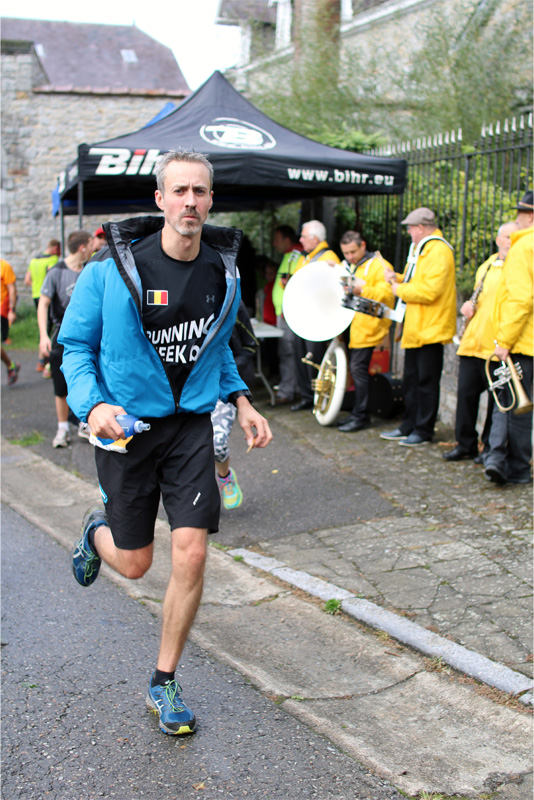 Premier ravito sans m'arrêter - crédit photo : RunningGeek.be