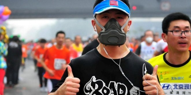 Coureur masqué pour se protéger de la pollution au marathon de Pékin