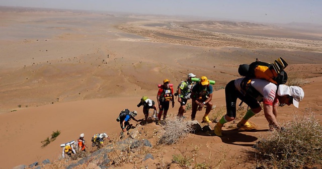 ascension d'une dune au marathon des sables